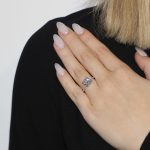 Anello in argento solitario con zircone centrale e zirconi ai lati