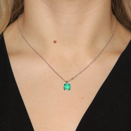 Collana in argento con ciondolo cubo verde smeraldo