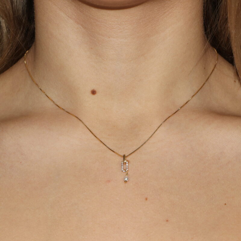 Collana in argento placcato oro con ovale zirconato e perla pendente