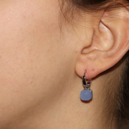 Orecchini in argento cerchietto con cubo azzurro pendente