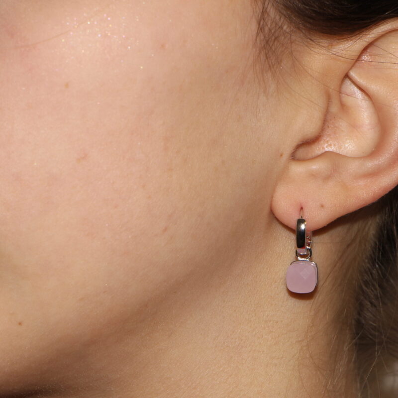 Orecchini in argento cerchietto con cubo rosa pendente